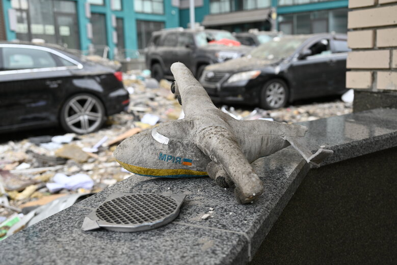 Последствия падения обломков вражеской ракеты на многоэтажку в Соломенском районе Киева 18