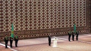 Инаугурация президента Туркменистана на фоне огромного ковра. ФОТО