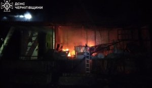 Рашисти атакували дронами Чернігівщину: горів об’єкт інфраструктури та ангар підприємства. ФОТОрепортаж