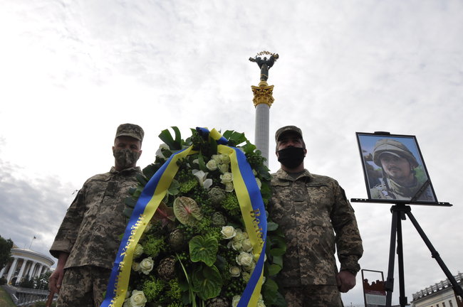 С погибшим Героем Украины Тарасом Матвиивым простились на Майдане Незалежности в Киеве 40