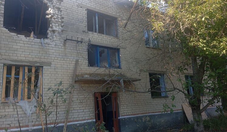 Войска РФ атаковали дронами Дудчаны на Херсонщине: поврежден многоэтажный дом. ФОТОрепортаж