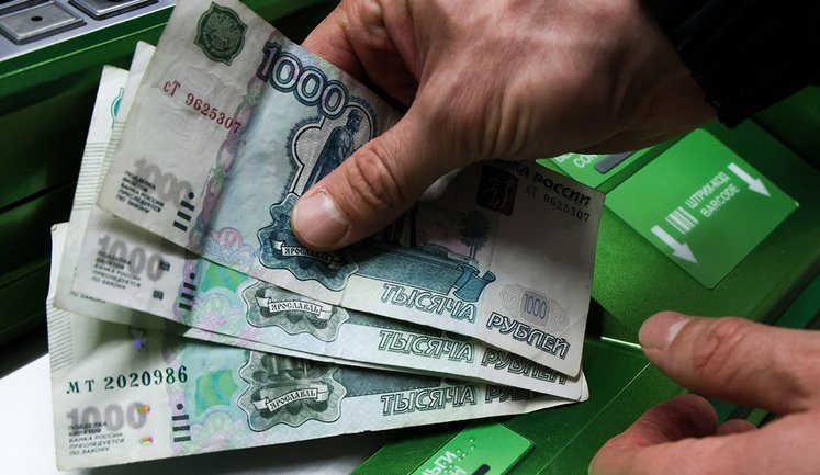 Росіяни масово знімають кошти з карток: за рік відтік з банківського сектору РФ склав $13 мільярдів