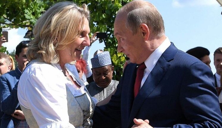 Ексглава МЗС Австрії Кнайсль, яка танцювала з Путіним на своєму весіллі, викладатиме у російському виші. ФОТО