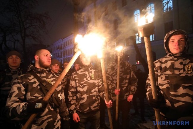 Памятник Героям Крут у Києві встановили у місці, звідки 100 років тому студенти і гімназисти вирушали на бій 01 Памятник Героям Крут у Києві встановили у місці, звідки 100 років тому студенти і гімназисти вирушали на бій 01