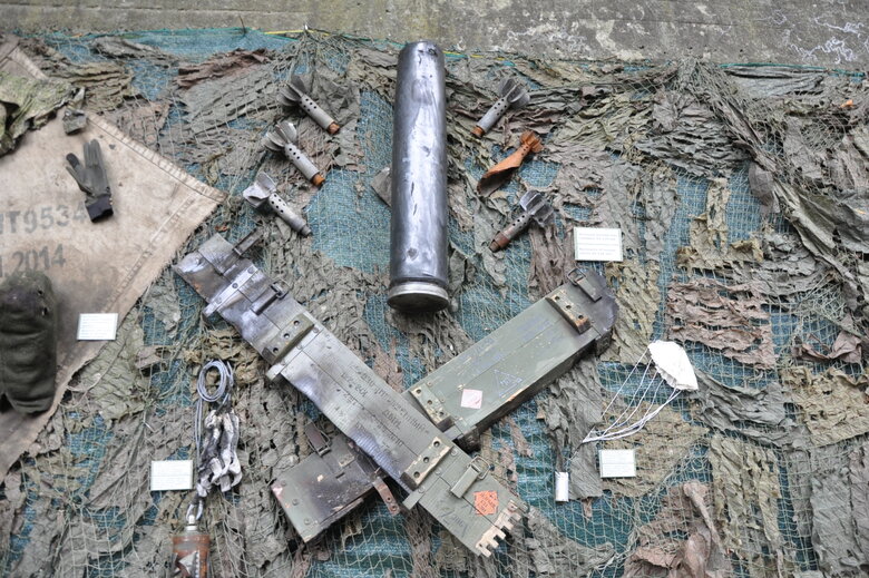 Кресло-катапульта, образцы снарядов и личные вещи рашистов: На Андреевском спуске открылась благотворительная выставка Спротив-2022 36 Кресло-катапульта, образцы снарядов и личные вещи рашистов: На Андреевском спуске открылась благотворительная выставка Спротив-2022 36