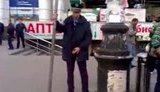 Милиционер справил нужду в центре Днепропетровска - в МВД рекомендуют "больше думать о возвышенном". ВИДЕО