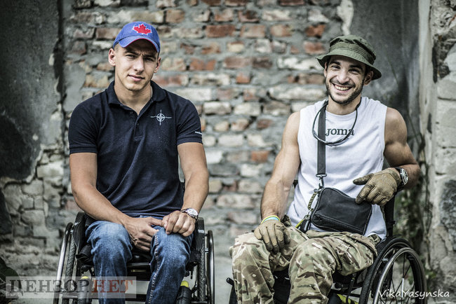 Мне в спину прилетело еще 4 пули: лежишь и не веришь, что жив, потому что помнишь, что тебя просто расстреляли, - рассказ двоих друзей-десантников о своей жизни без возможности ходить после тяжелых ранений 01