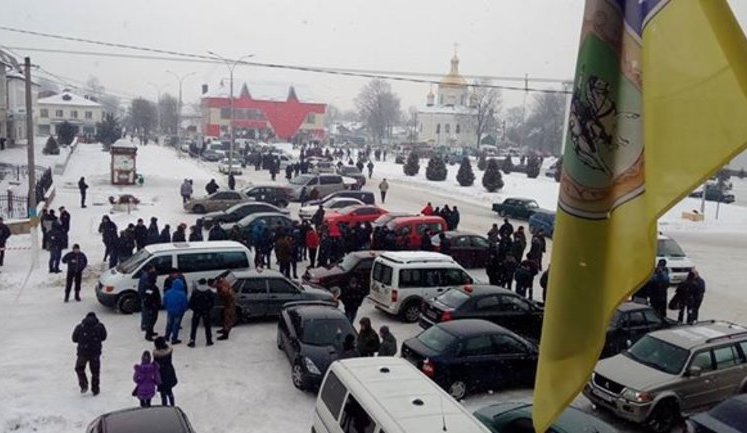 В Олевську зібралася масова акція - люди вимагають об'єктивного розслідування нічної стрілянини. ФОТО