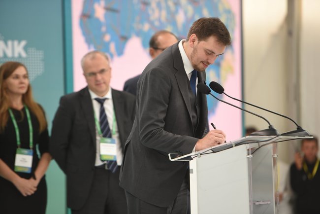 Начинаем тотальную цифровизацию Украины! - Гончарук подписал меморандум о перераспределении частот с крупнейшими мобильными операторами 01
