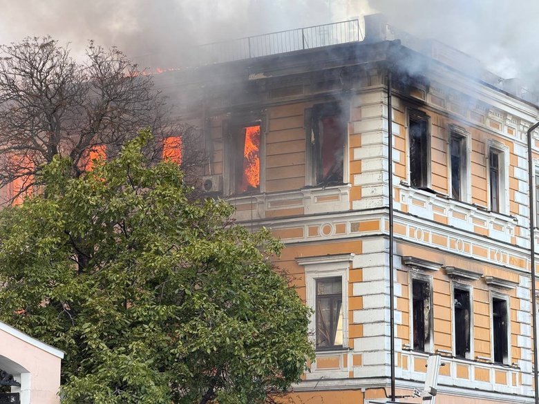 Люди рятуються з охопленої вогнем будівлі НАН України після удару РФ