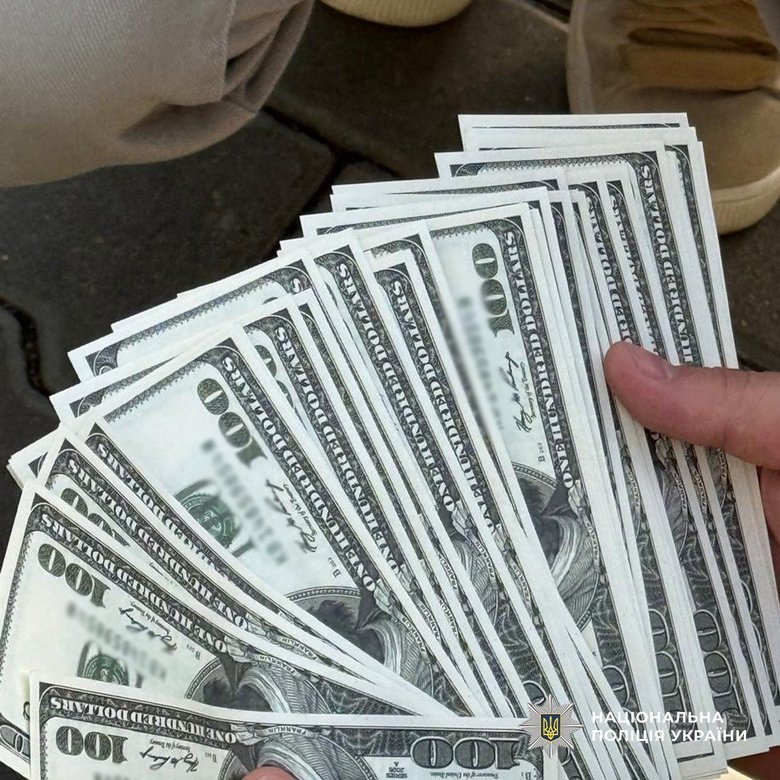 Полицейские задерживают подозреваемого в мошенничестве в Одессе