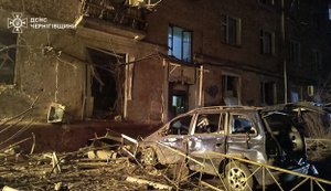 Вражеский дрон атаковал многоэтажку в Чернигове: пострадали три человека. ФОТОрепортаж