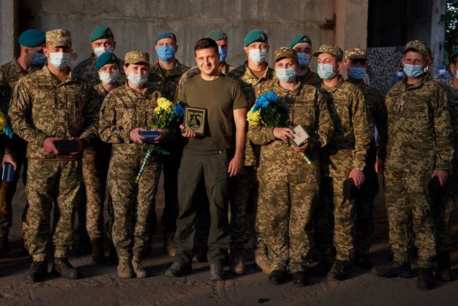 Зеленський - військовослужбовцям: У вас найскладніша, найпатріотичніша робота 09