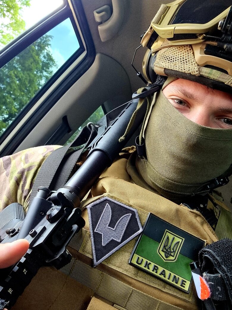 Командир снайперів Влад, позивний Санта: Проміж крапель ходжу поки. Бронік надирявили мені, таке було… 01