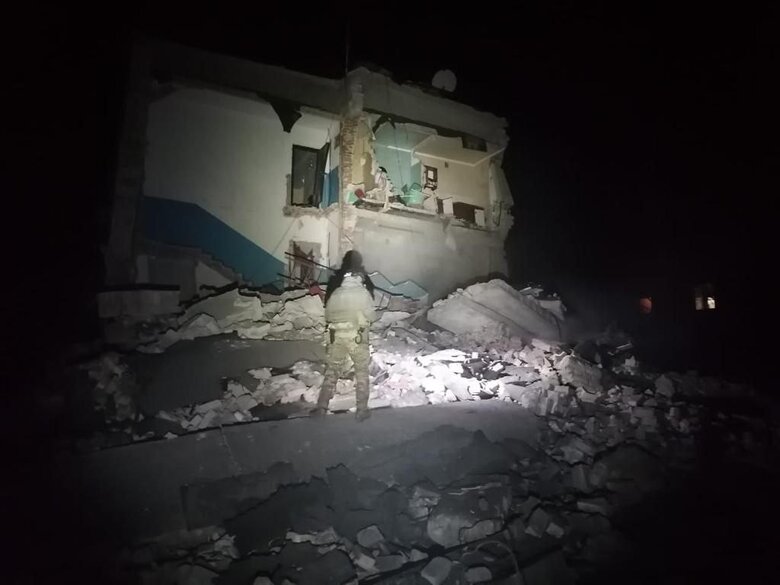 Russians attack New York in Donetsk region with aerial bombs and missile: 3 people wounded, 5 more trapped under rubble 01