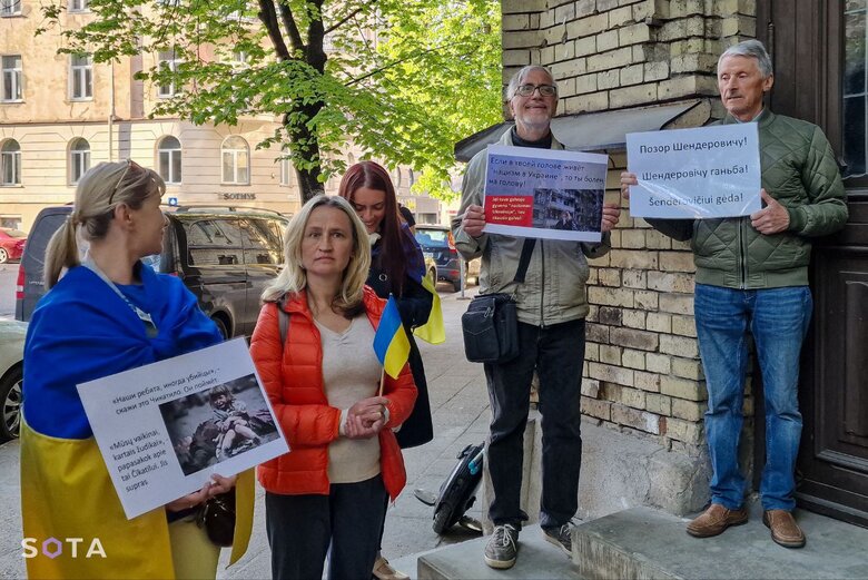 Російського письменника Шендеровича, який раніше звинуватив українців у сплесках нацизму, облили кетчупом у Литві: Це зробив політемігрант з РФ 02