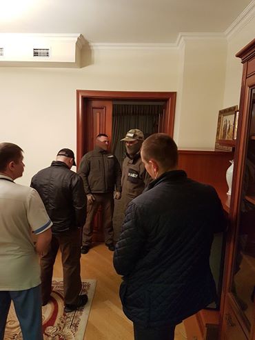 NABU detectives serve indictment to Nasirov in Feofania hospital 04 NABU detectives serve indictment to Nasirov in Feofania hospital 04