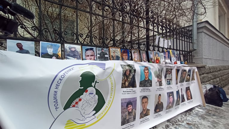 Требую справедливости: родные погибших военнослужащих пикетировали ОП с требованием расследовать случаи небоевых потерь 25
