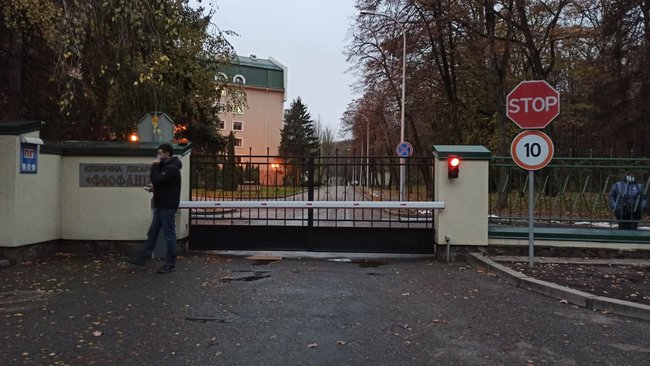 В Феофании, где лечится Зеленский, активисты провели акцию с фаерами и асфальтом 02 В Феофании, где лечится Зеленский, активисты провели акцию с фаерами и асфальтом 02