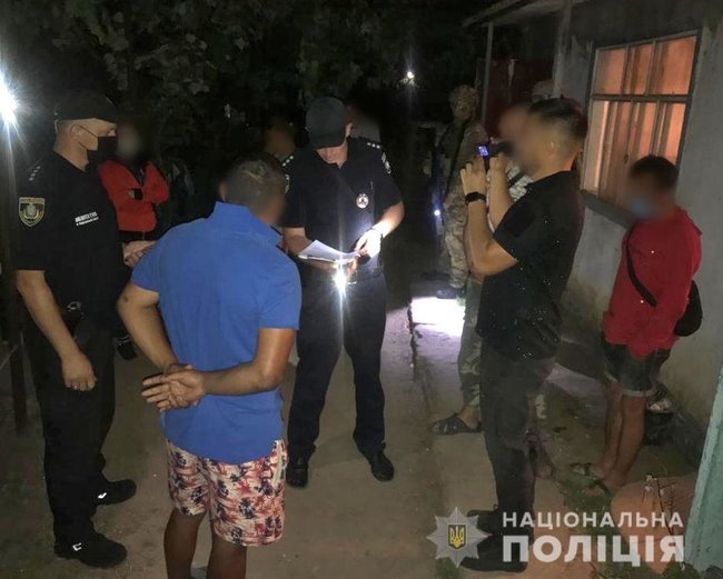 13 человек освободили из трудового рабства не Херсонщине: Люди по 15 часов ежедневно работали на полях местных фермеров 03