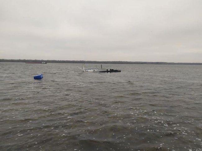Баржа затонула в Днепре под Запорожьем 02
