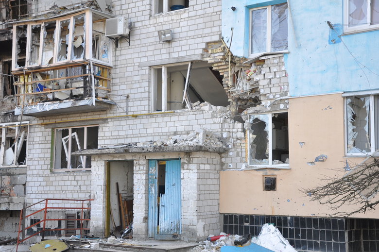 Розбомблені будинки, школа, бібліотека, вирви на дорогах та потрощені автомобілі: наслідки російської окупації в Макарові 11