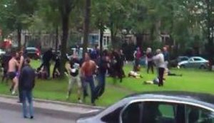Футбольные фаны устроили массовую драку в центре культурной столицы России. + ВИДЕО.