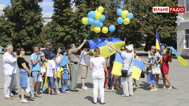 У небо над Донецьком запустили прапор України 01