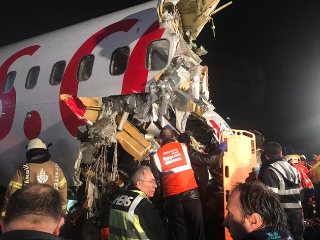 В Стамбуле три человека погибли при крушении самолета Pegasus Airlines 04
