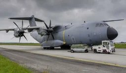 літак A-400 приземлився у Польщі