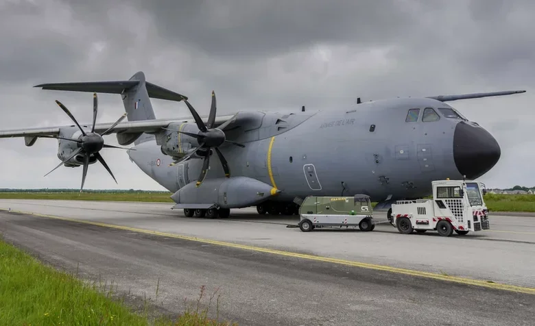 самолет A-400 приземлился в Польше