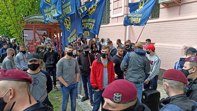 Поліція розділила тітушок і активістів, які пікетують суд щодо обрання запобіжного заходу Медведчуку 19