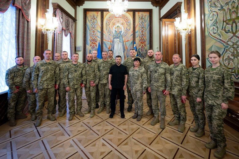 Зеленский наградил военных