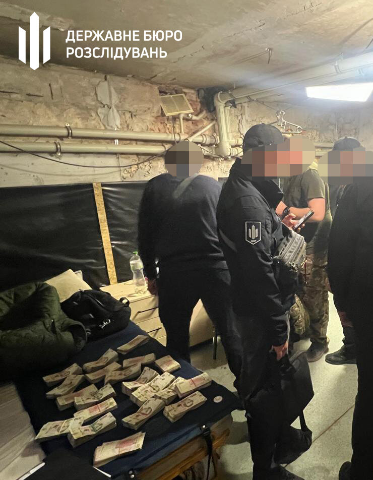 СБУ та ДБР затримали комбата, який вимагав відкати з підлеглих на Донеччині