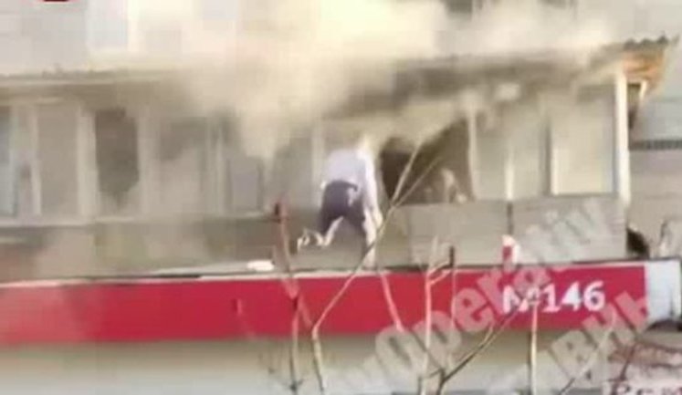 У Києві співробітник "Нової пошти" кинувся у палаючу квартиру та врятував літню жінку. ВIДЕО