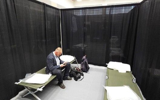 Ruski propagandni video in nastanitev novinarjev v nekdanji COVID bolnišnici pred srečanjem Trump-Putin