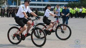 Велопатруль у Маріуполі врятував пенсіонерку з-під поїзда. ФОТОрепортаж