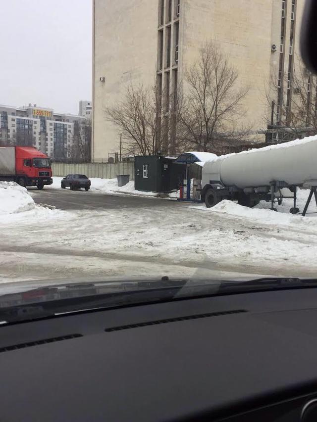 Налоговики ликвидировали две незаконные заправки в Харькове 05