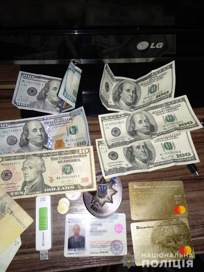 Пятеро поліцейських погрожуючи притягненням до відповідальності забирали гроші та цінні речі у пасажирів на вокзалі в Тернополі, - НПУ 02