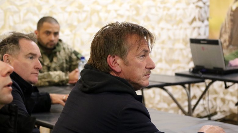 Актор та режисер Шон Пенн, побувавши на Приазовї, побачив наслідки російських обстрілів та планує зняти документальний фільм про Україну, - ООС 05