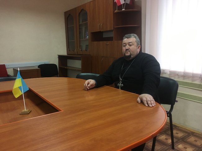 Храм розбрату: Віряни села на Рівненщині моляться в гаражі, доки триває війна церков 12