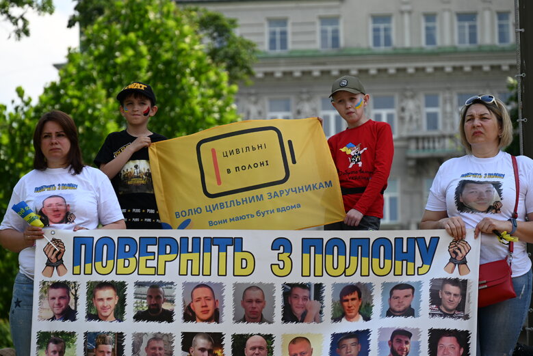 На акції в Києві вимагали визволити цивільних заручників Росії 15