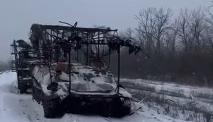 Окупант фільмує знищену колону армії РФ: "Тут #бать жареным мясом пахло. У одного, бл#дь, мозг вытек - черепушку разорвало". ВIДЕО