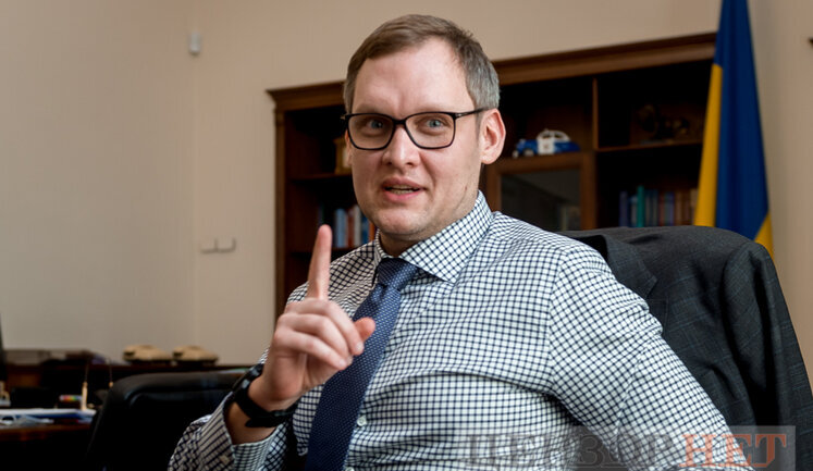Брат заместителя главы ОП Смирнова купил в прошлом году землю, недвижимость и несколько авто - все со скидкой и взаймы, - журналист Ткач. ВИДЕО