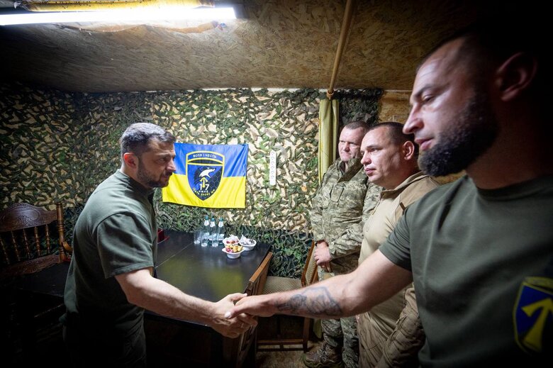 військові