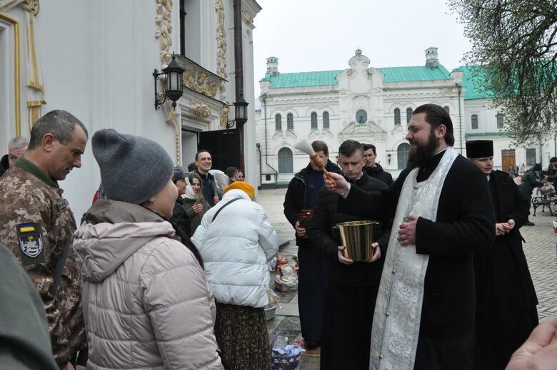 В Успенському соборі Києво-Печерської лаври освятили великодні паски 15