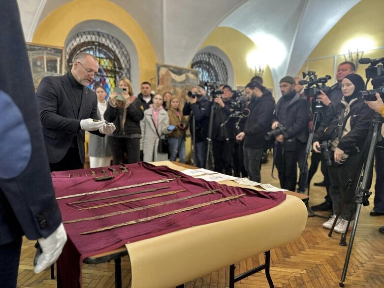 14 цінних історичних артефактів, викрадених росіянами, повернули в Україну 03