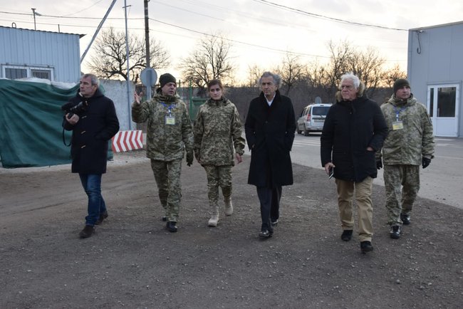 Французский философ Леви посетил КПВВ на Донбассе, - Госпогранслужба 06 Французский философ Леви посетил КПВВ на Донбассе, - Госпогранслужба 06