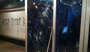 20 человек в масках забросали офис "Интера" кирпичами и камнями, - пресс-служба. ФОТО