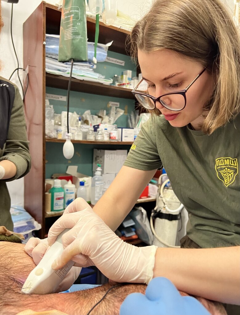 Лікар-доброволець Наталя (Кориця): Привезли військового з турнікетами на трьох кінцівках. Ти дивишся і розумієш: їх доведеться ампутувати 09